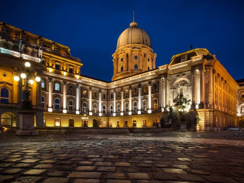 Podróż w czasie przez odrestaurowane zamki i pałace Węgier